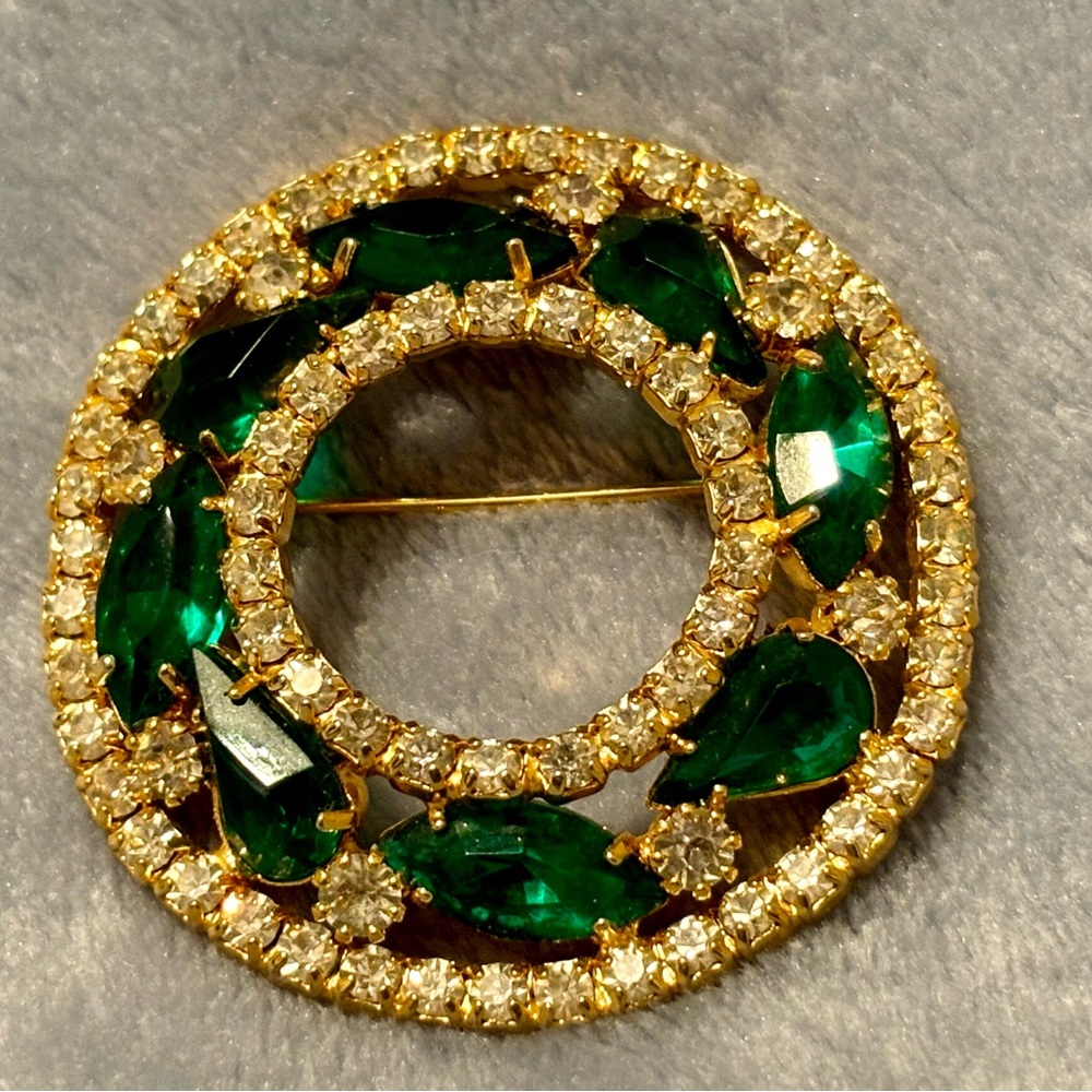 Vintage gold tone circular wreath Brooch with Green/white rhinestones.
